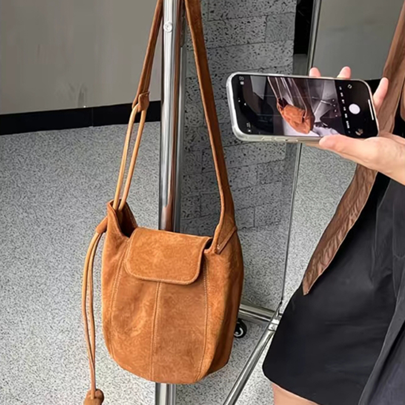 Frosted Suede Bucket Bag Pompo - Interior Design High End recensie en prijs